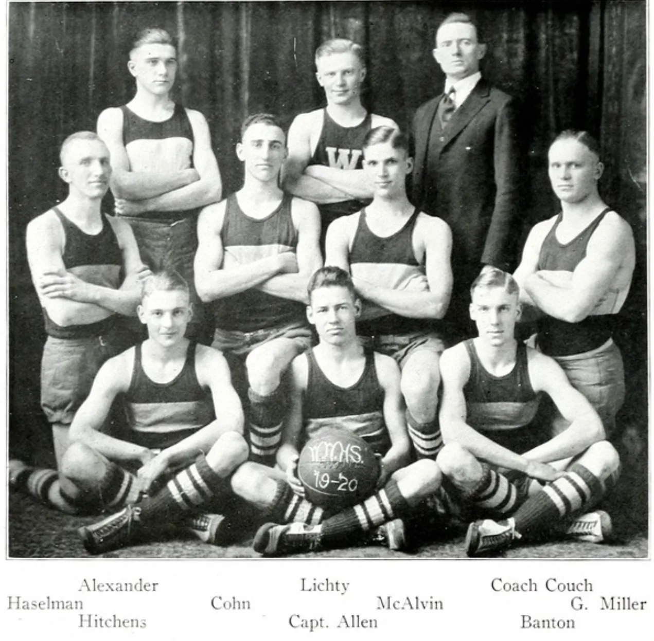 Boys Varsity Basketball team photograph